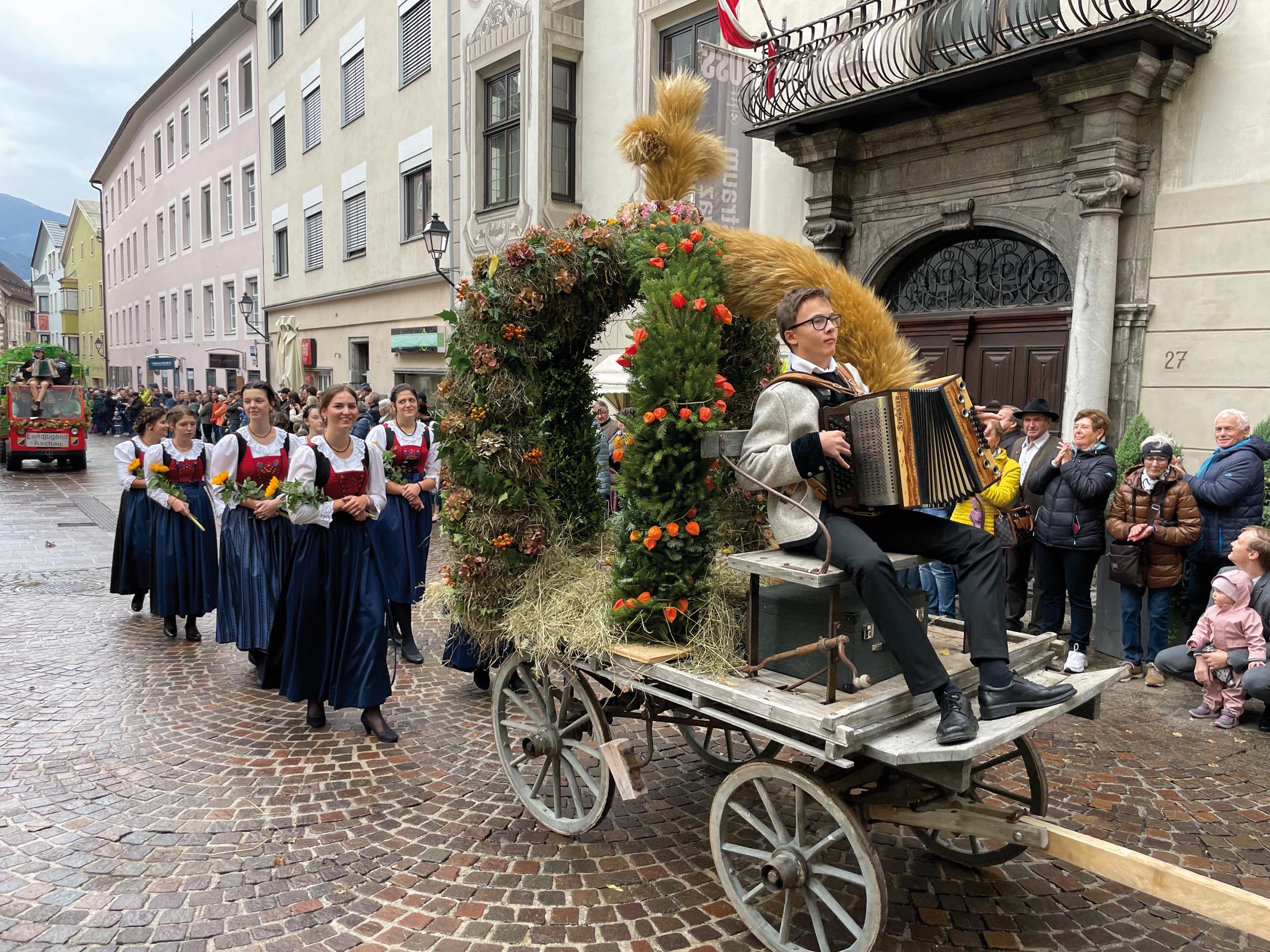 Bezirkserntedankumzug-in-Schwaz